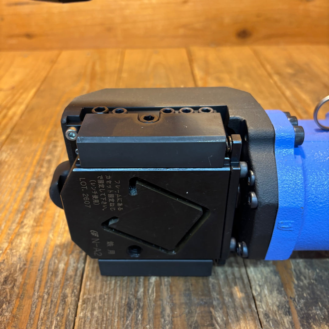 【中古美品】亀倉 コードレスチャンネルレールカッター M-40LB※マルチボルトバッテリー1個、充電器付き【所沢店】