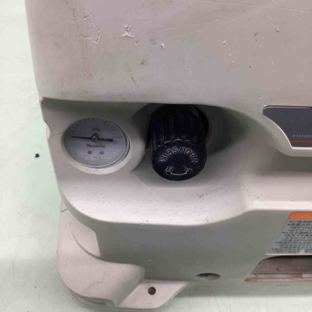 ★マキタ(makita) エアコンプレッサー AC700【越谷店】