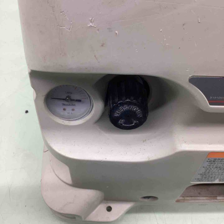 ★マキタ(makita) エアコンプレッサー AC700【越谷店】