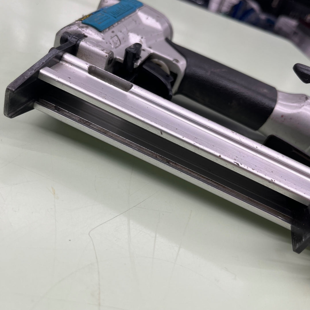 〇マキタ(makita) 常圧エアタッカ 10mm AT1025A 【越谷店】