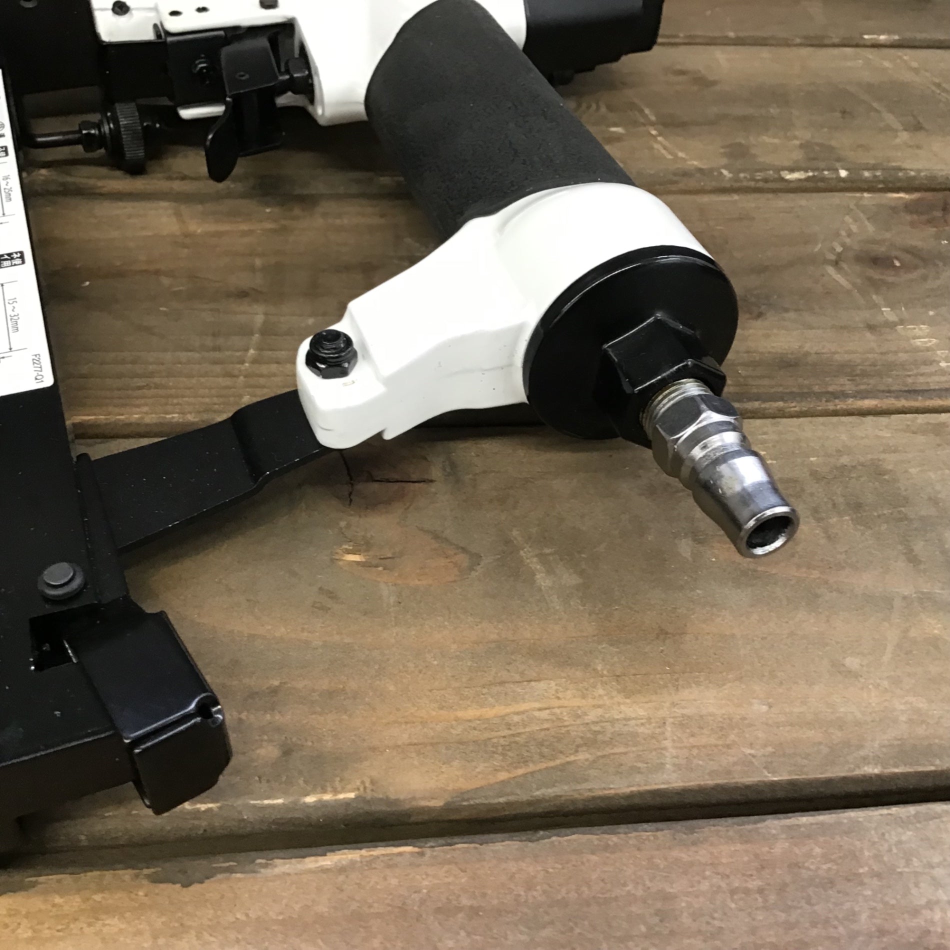 中古品】PAOCK 2in1タッカ&仕上釘打ち機 ATF-3204PA エアタッカ【戸田