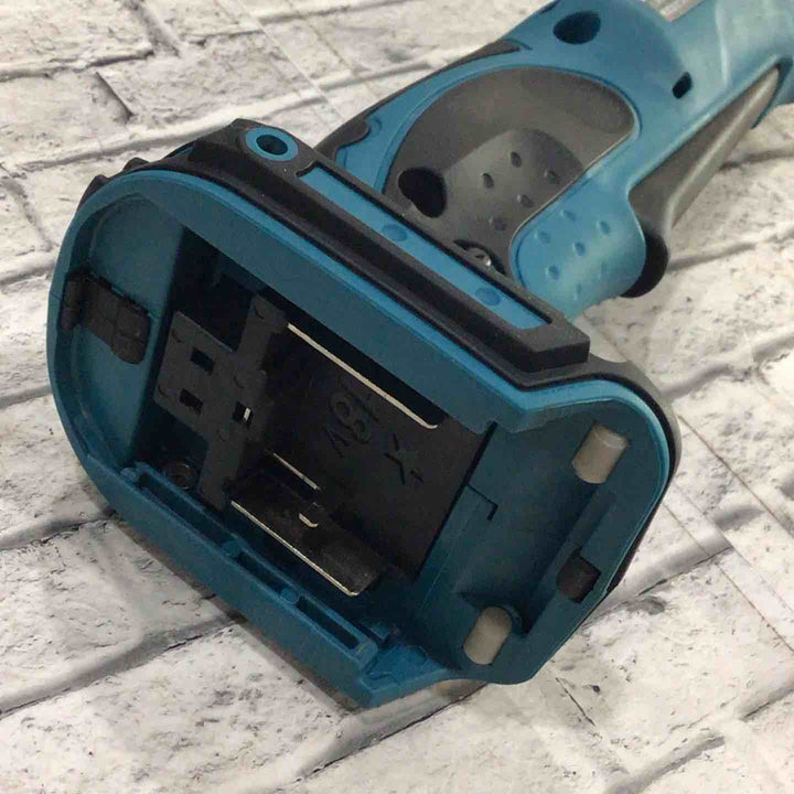 ◇マキタ(makita) 充電式アングルインパクトドライバ TL061DRG【川口店】