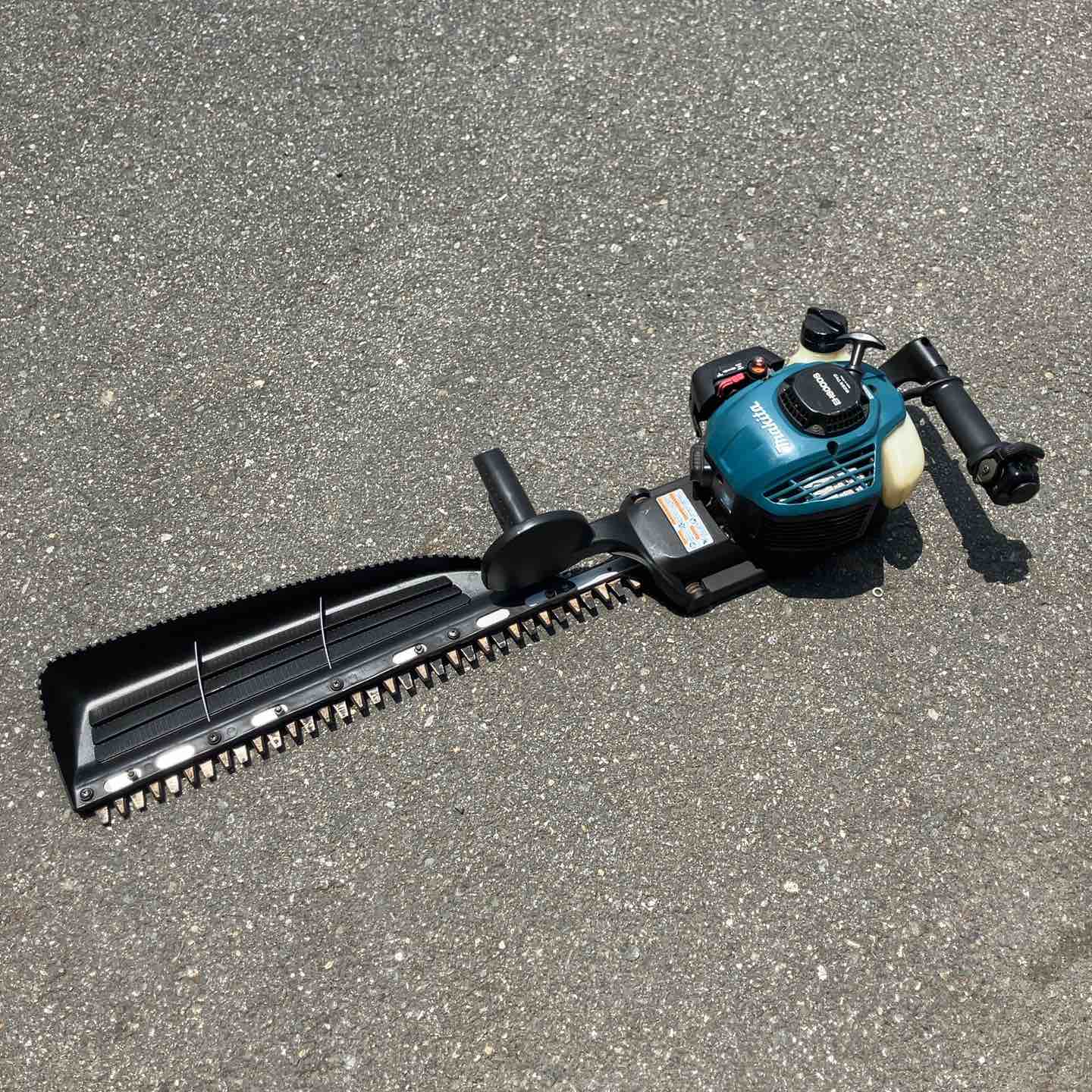 中古品】 マキタ/makita 片刃式エンジンヘッジトリマ 600ミリ・EH6000S