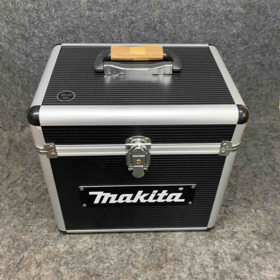 マキタ(makita) 高輝度10.8Vグリーンレーザー墨出し器 SK40GD 三脚 4.0Ahバッテリー 充電器 単3形電池パック セット【鴻巣店】