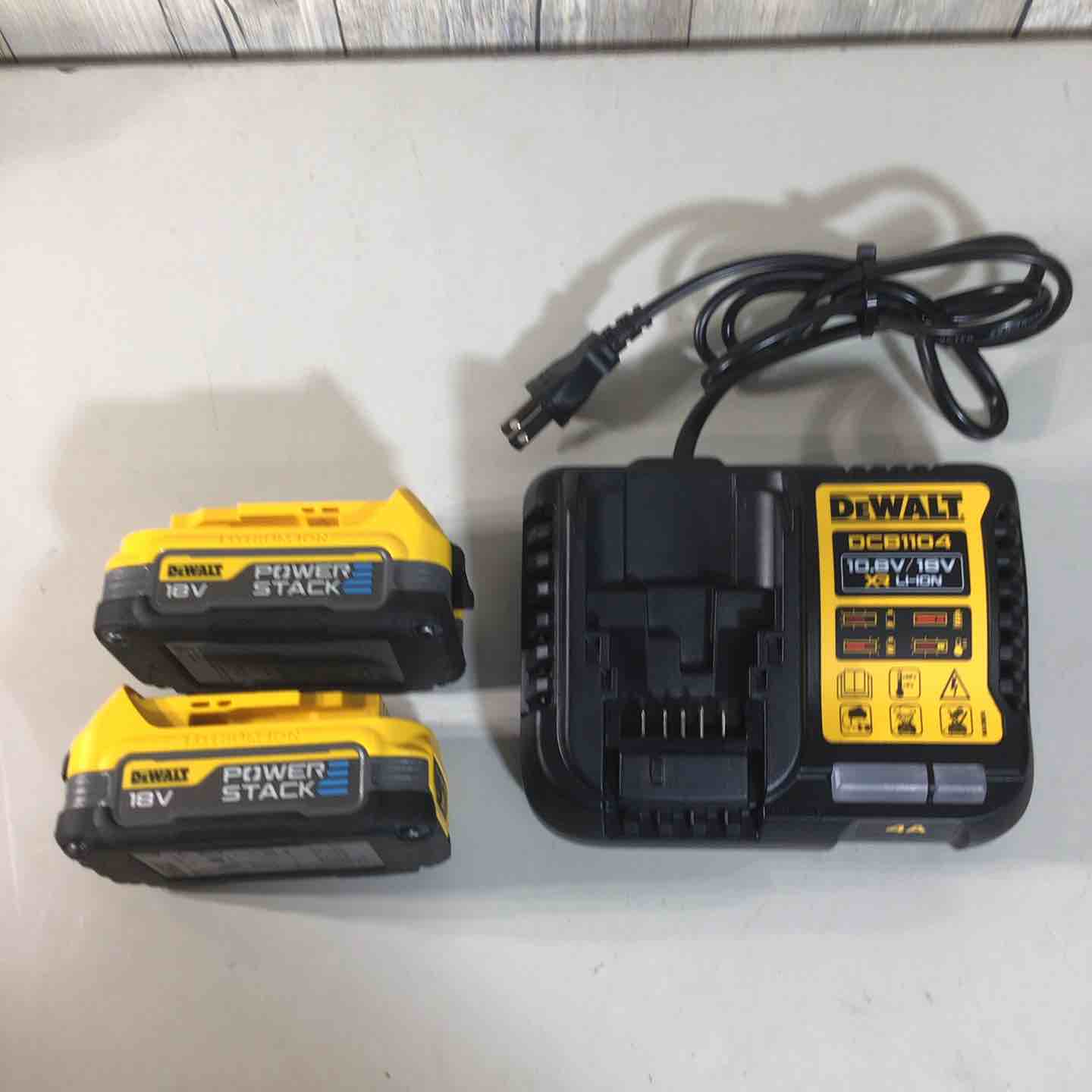 【452】デウォルト(DEWALT) 18V XR ブラシレス インパクトドライバー 1.7Ahバッテリー2個 充電器 DCF860E2T【戸田店】 452】デウォルト(DEWALT) 18V XR ブラシレス インパクトドライバー 1.7