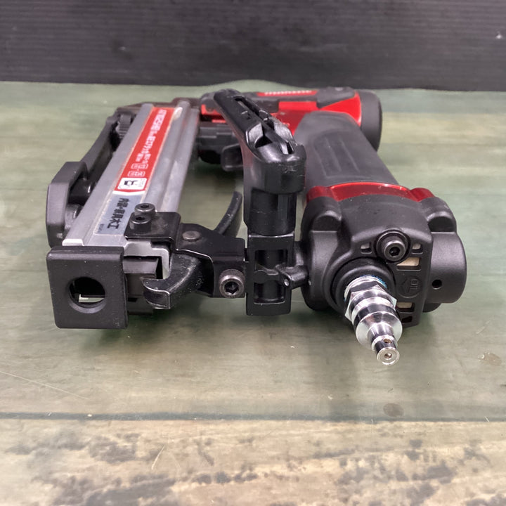 マキタ(makita) 高圧エアタッカ エアダスタ付 10mm 赤 AT1025HB 【東大和店】