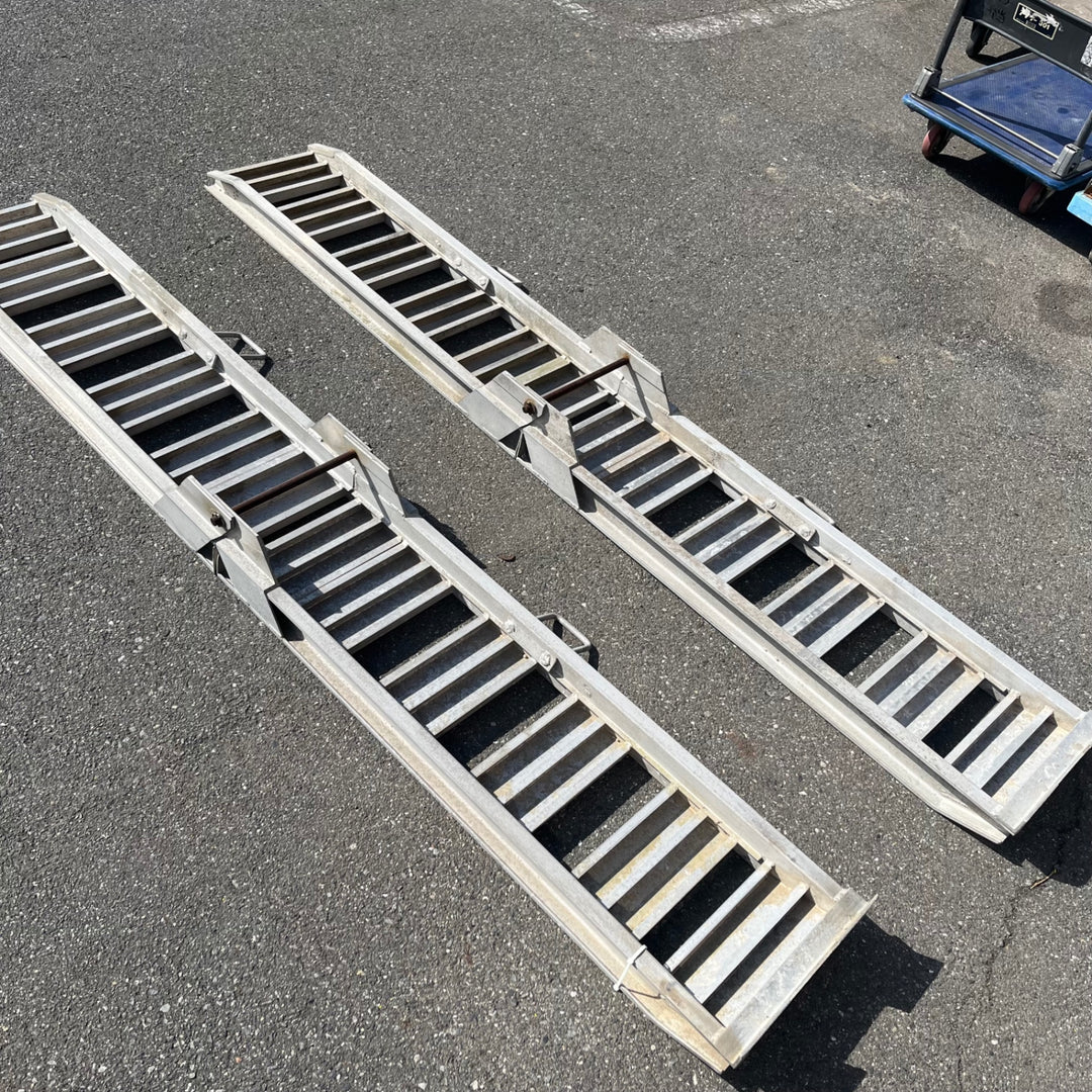 【店頭受取り限定】メーカー型式不明 折りたたみアルミブリッジ 2本組 全長約240cm 幅約30cm ラダー【岩槻店】
