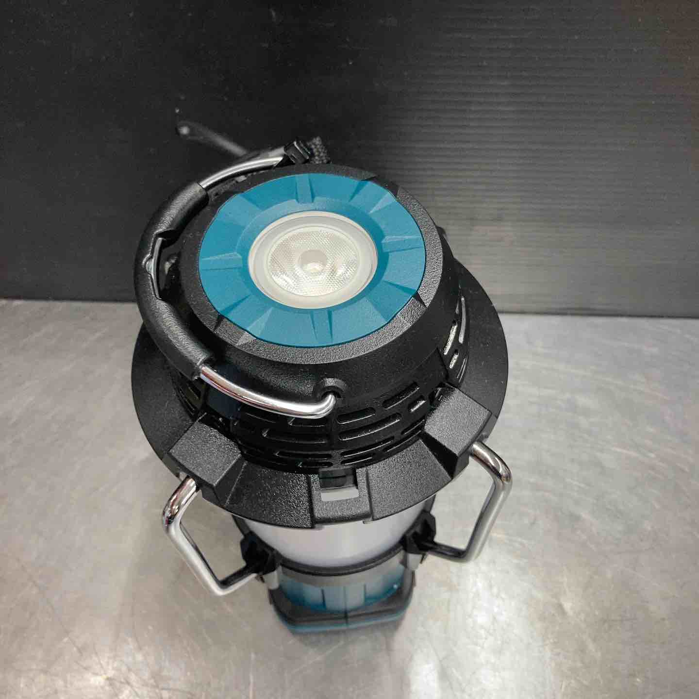中古美品】 マキタ(makita) コードレスランタン付きラジオ MR054