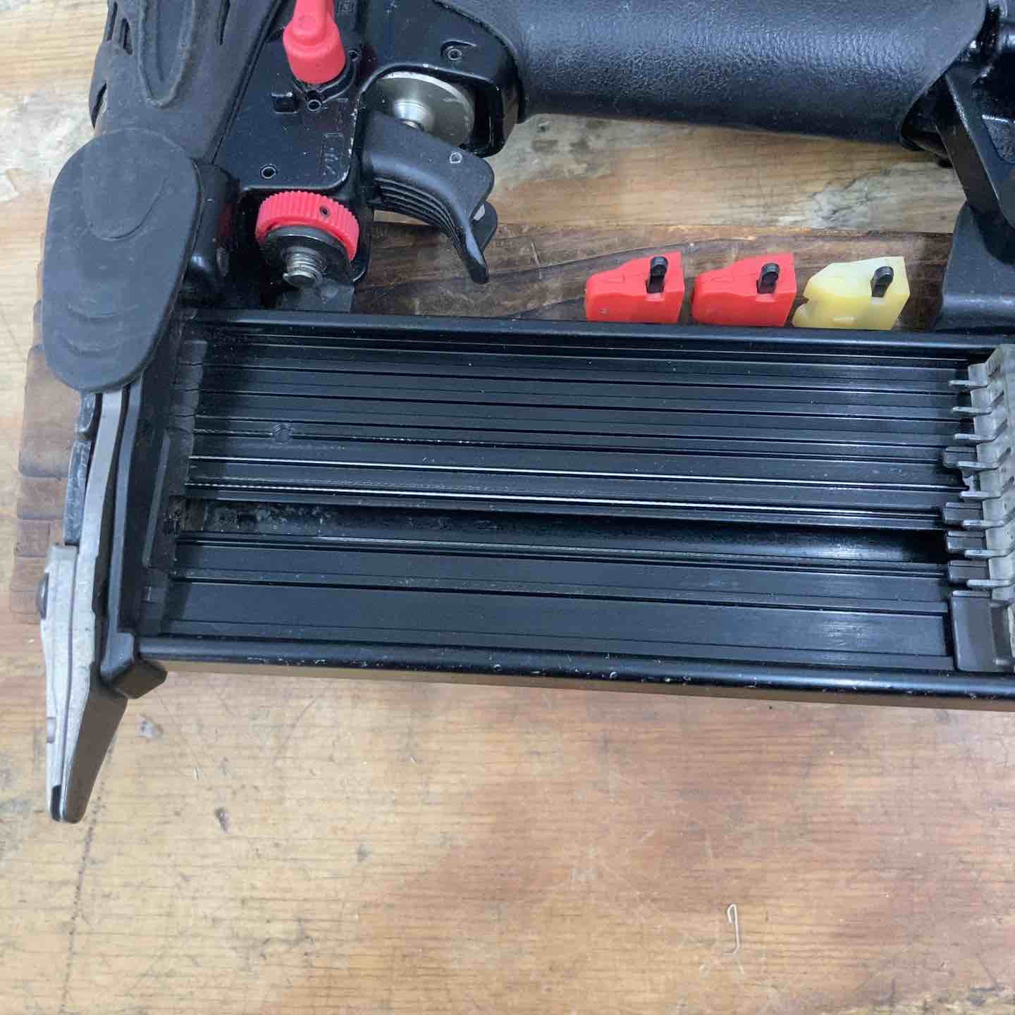 中古品】☆ハイコーキ(HIKOKI ※旧:日立工機) 高圧フィニッシュネイラ