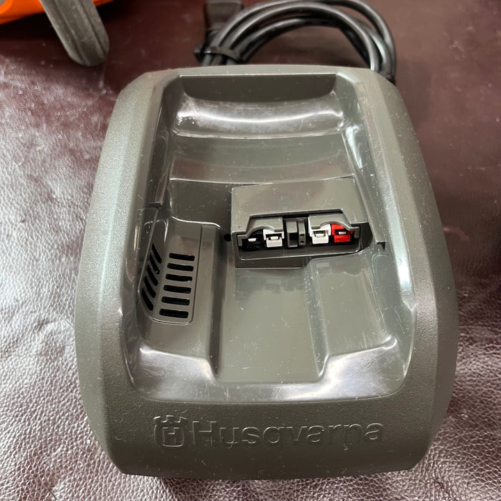 【中古品】◇ハスクバーナ バッテリートップハンドルソー T535i XP バッテリー3個・充電器セット【東大和店】