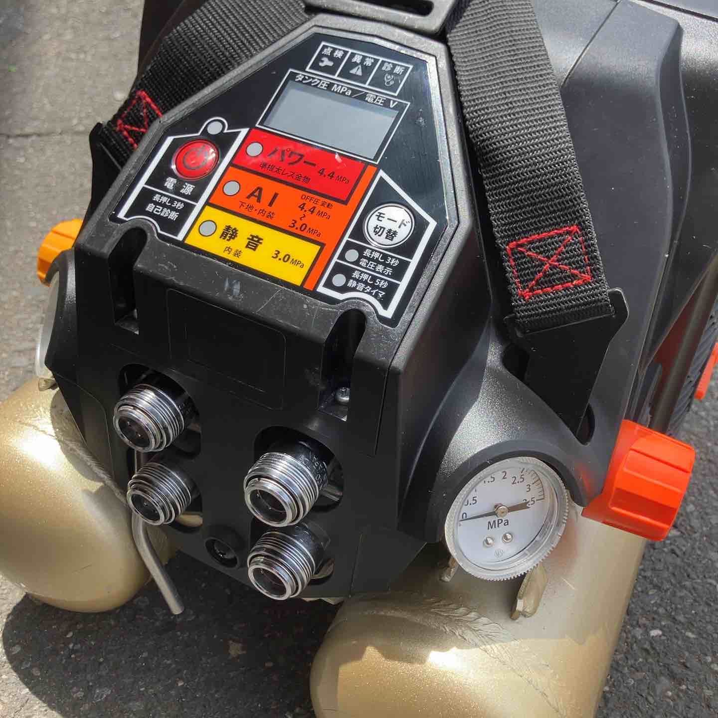 中古品】 マックス/MAX 常圧高圧兼用エアコンプレッサー・AK-HL1110E