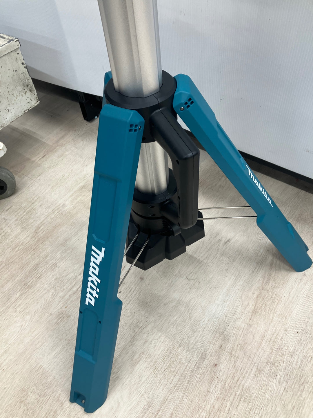 【店頭受取り限定】☆マキタ(makita) タワーライト ML814 14.4V/18V 本体のみ 最大高さ2m24cm 最大1,250ルーメン【川越店】