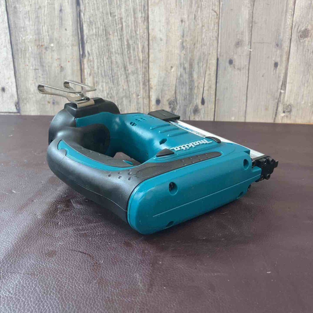 【中古品】マキタ(makita) 14.4V 4mm J線 コードレスタッカ ST420DRF 充電式タッカー【東大和店】