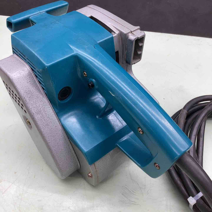 ◇マキタ(makita) ベルトサンダ 9900B 木材 金属 樹脂 石材 バリ取り 面取り 研磨 サビの剥離 平滑 研磨作業 手持ち 据え置き  【越谷店】