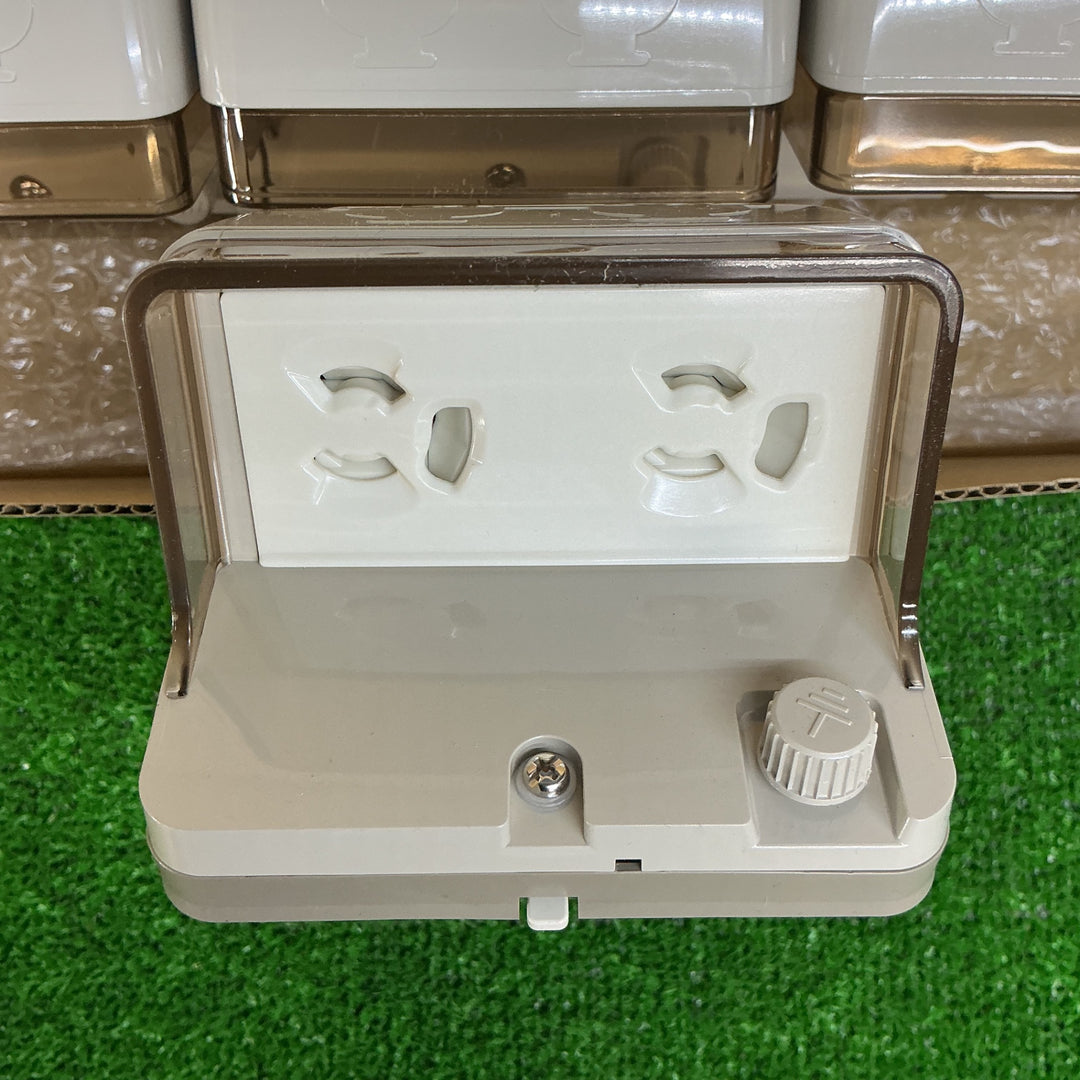 【未使用品】  Panasonic パナソニック フル接地防水 ダブルコンセント φ39 WK4106 工事用 配線器具 抜け止め アースターミナル付 露出 埋込両用 クリームグレー 5個セット【電材館越谷店】