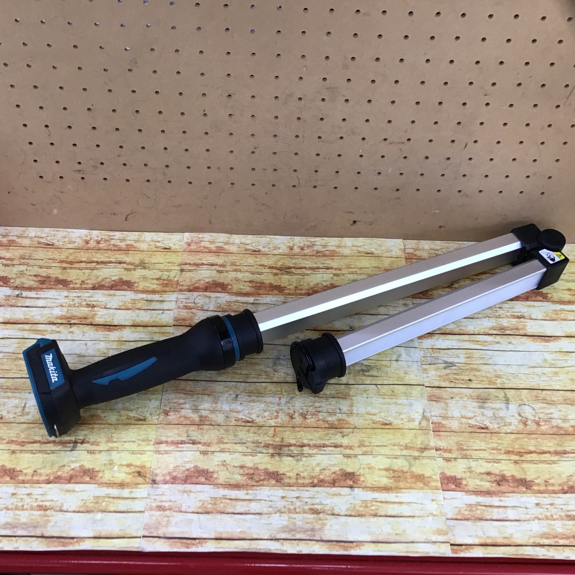 マキタ(makita) コードレスLEDライト ML818【川崎店】 – アクトツール