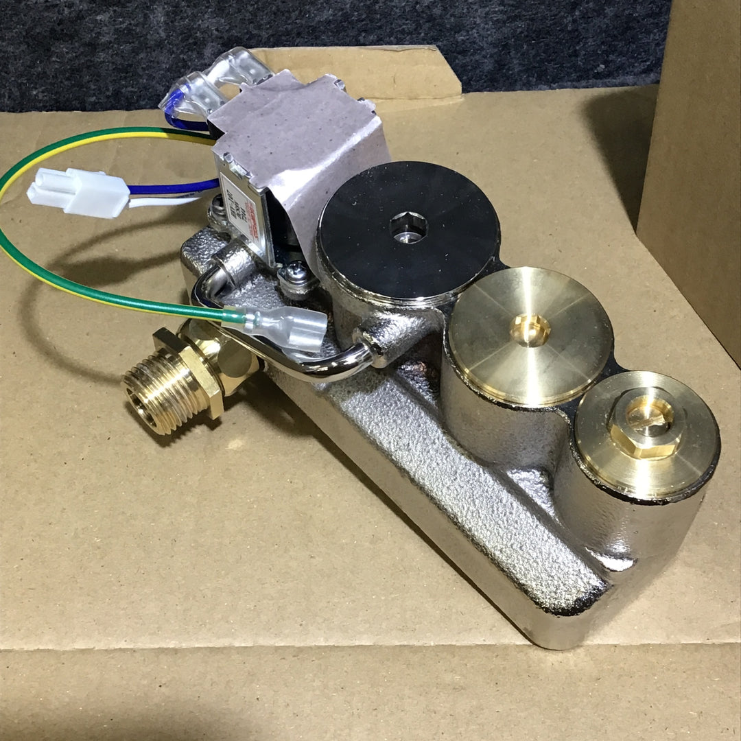 【美品※仕様・備考をご確認ください※】TOTO 小便器用 自動フラッシュバルブ（露出型、AC100V）TEA98S 2個セット【桶川店】