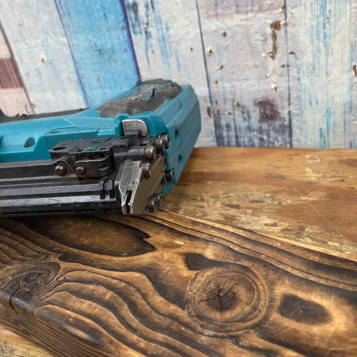 ◇マキタ 充電式35mm面木釘打ち機 FN350DZ【柏店】