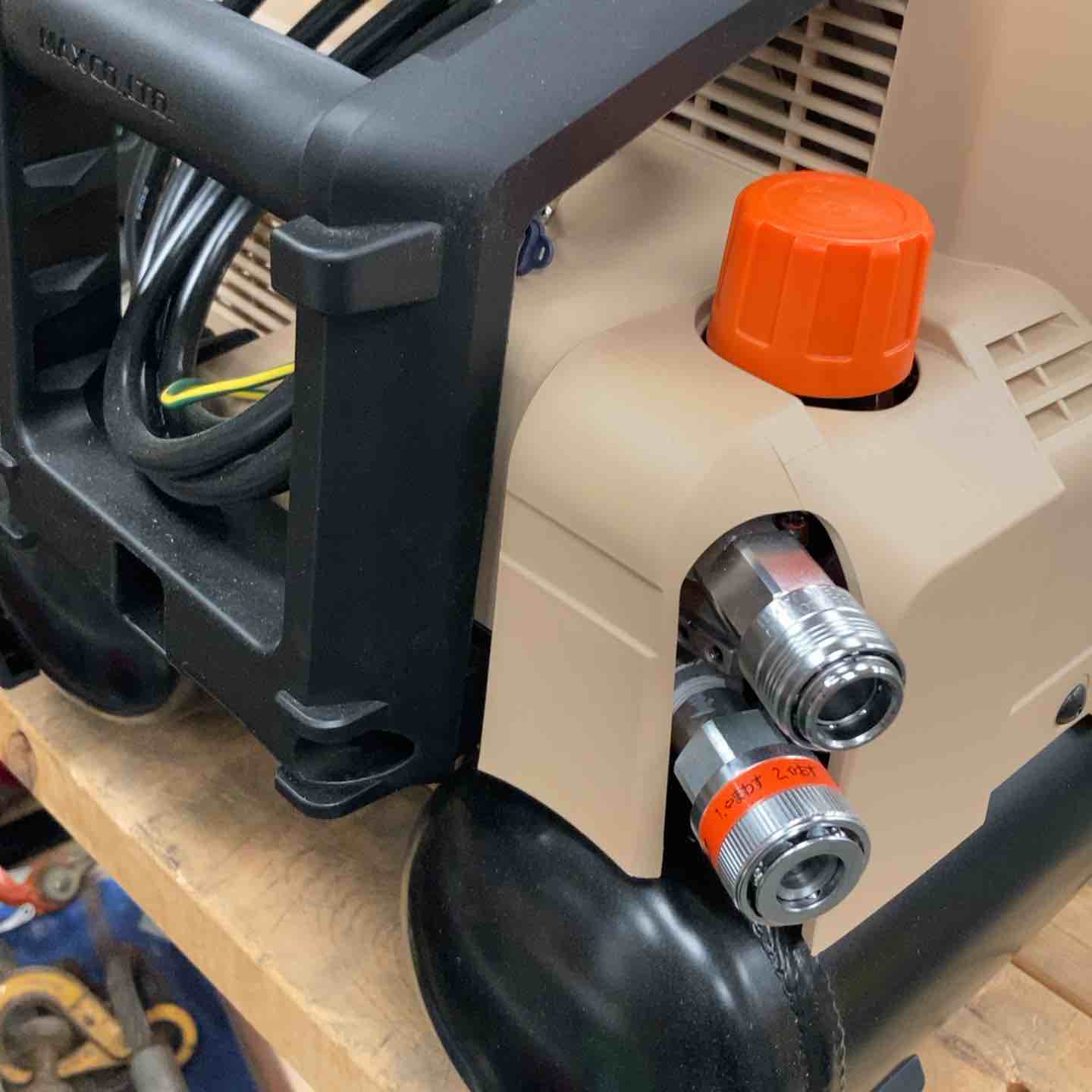 ☆マックス(MAX) 高圧専用エアコンプレッサー AK-HH1310E_サンド