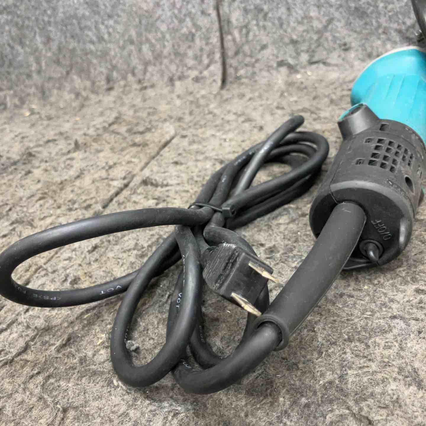 ☆マキタ(makita) 125mm ディスクグラインダ 9535B【鴻巣店】 ☆マキタ(makita) 125mm ディスクグラインダ 9535B【鴻巣店】 – アクト