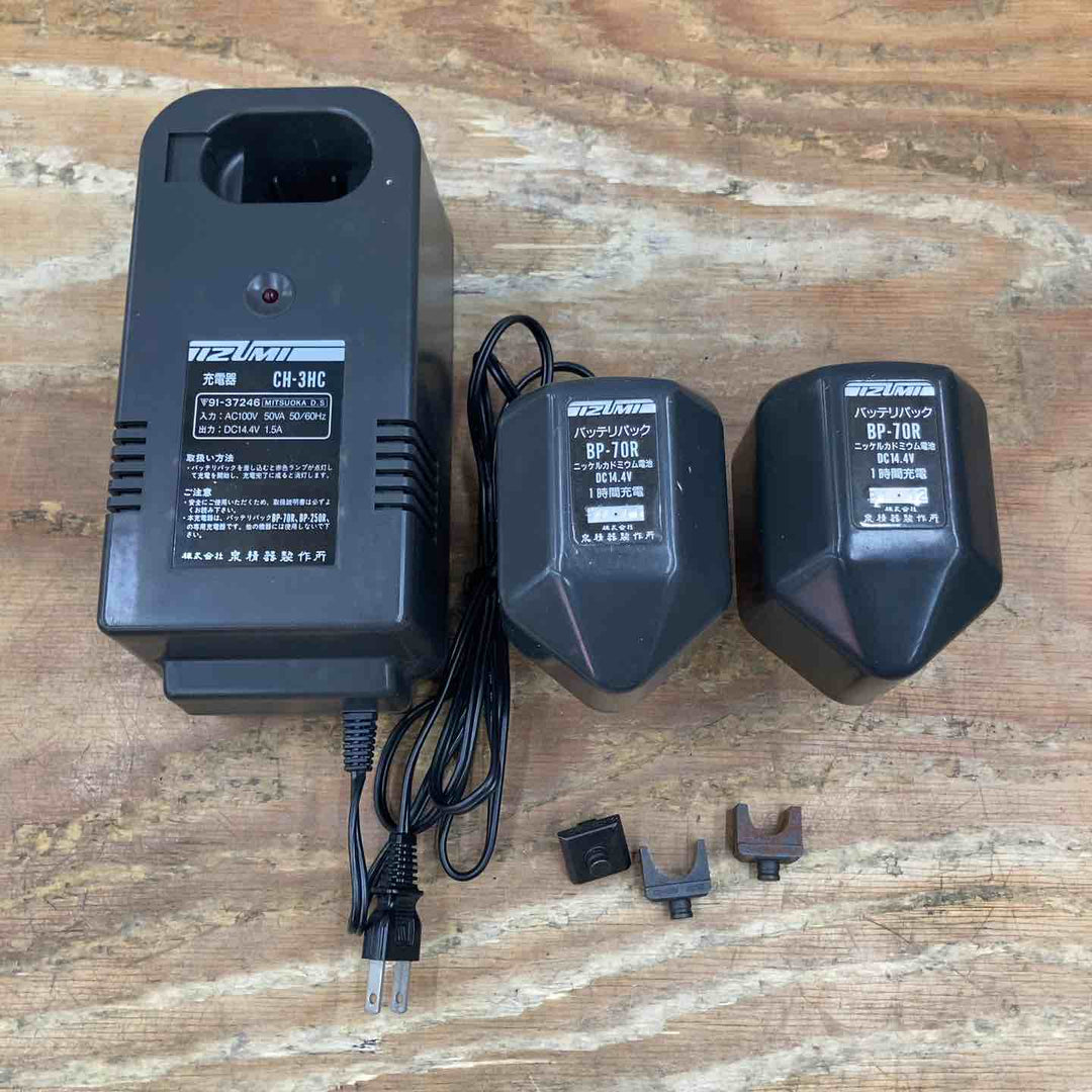 ▼泉精器 電動圧着機 REC-60 14.4Vバッテリー×2、充電器 ケースのダメージ大 側面に落とせない文字あり【柏店】