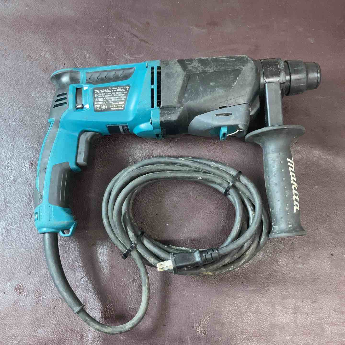 【引き取り限定】【中古品】makita マキタ HR2601F ハンマドリル 26mm 単相100V ※ケース止め具割れ及びケース割れ複数個所有(画像4枚目・5枚目参照) 中古品】マキタ(makita) ハンマドリル HR2601F ハツリ機 はつり 100V