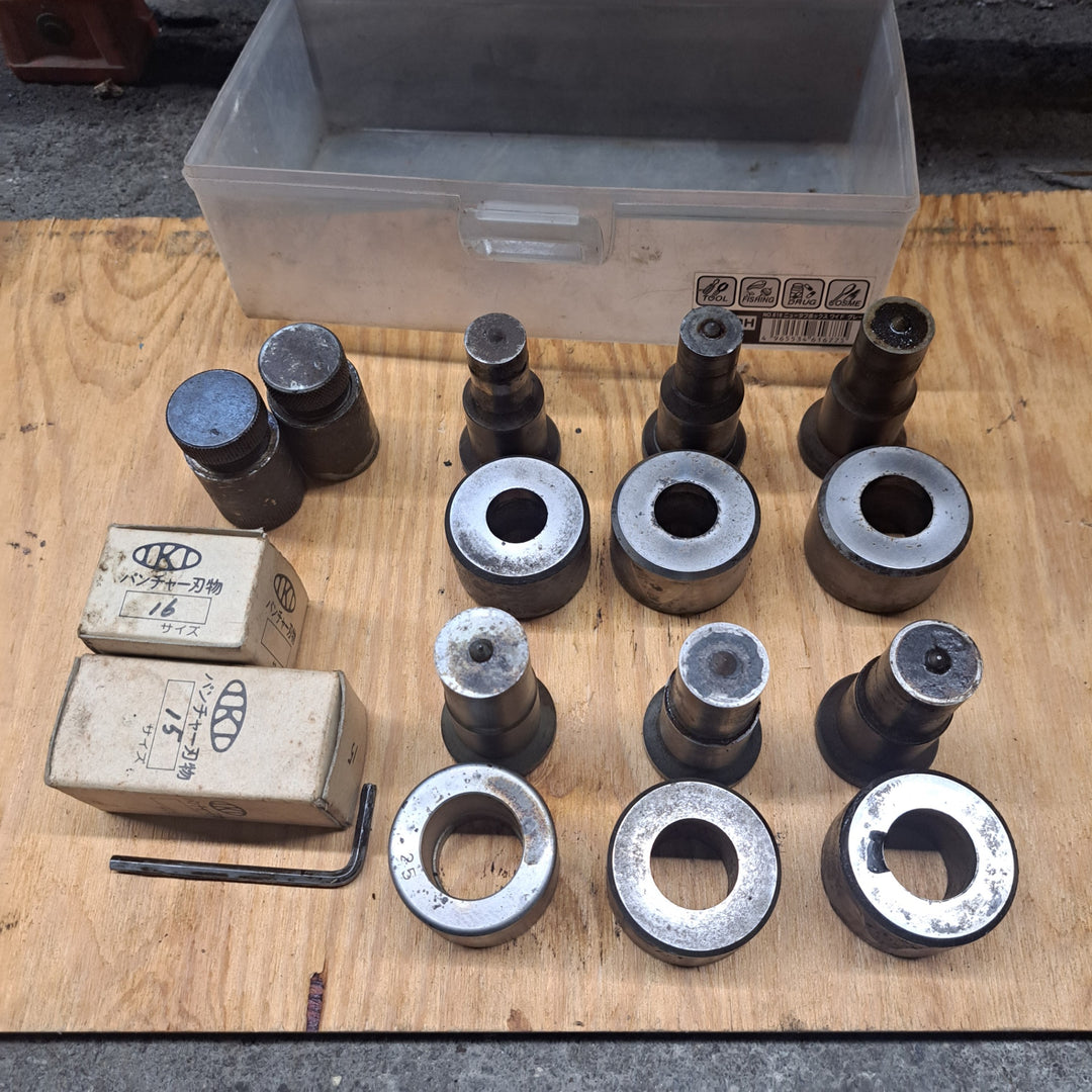 【中古・店頭受取り限定】 IKD 池田製作所 油圧パンチャー 油圧ユニット セット HP40 板厚18mm 油圧ポンプ 型式不明 油滲み有り ポンチダイスセット複数付属 【桶川店】