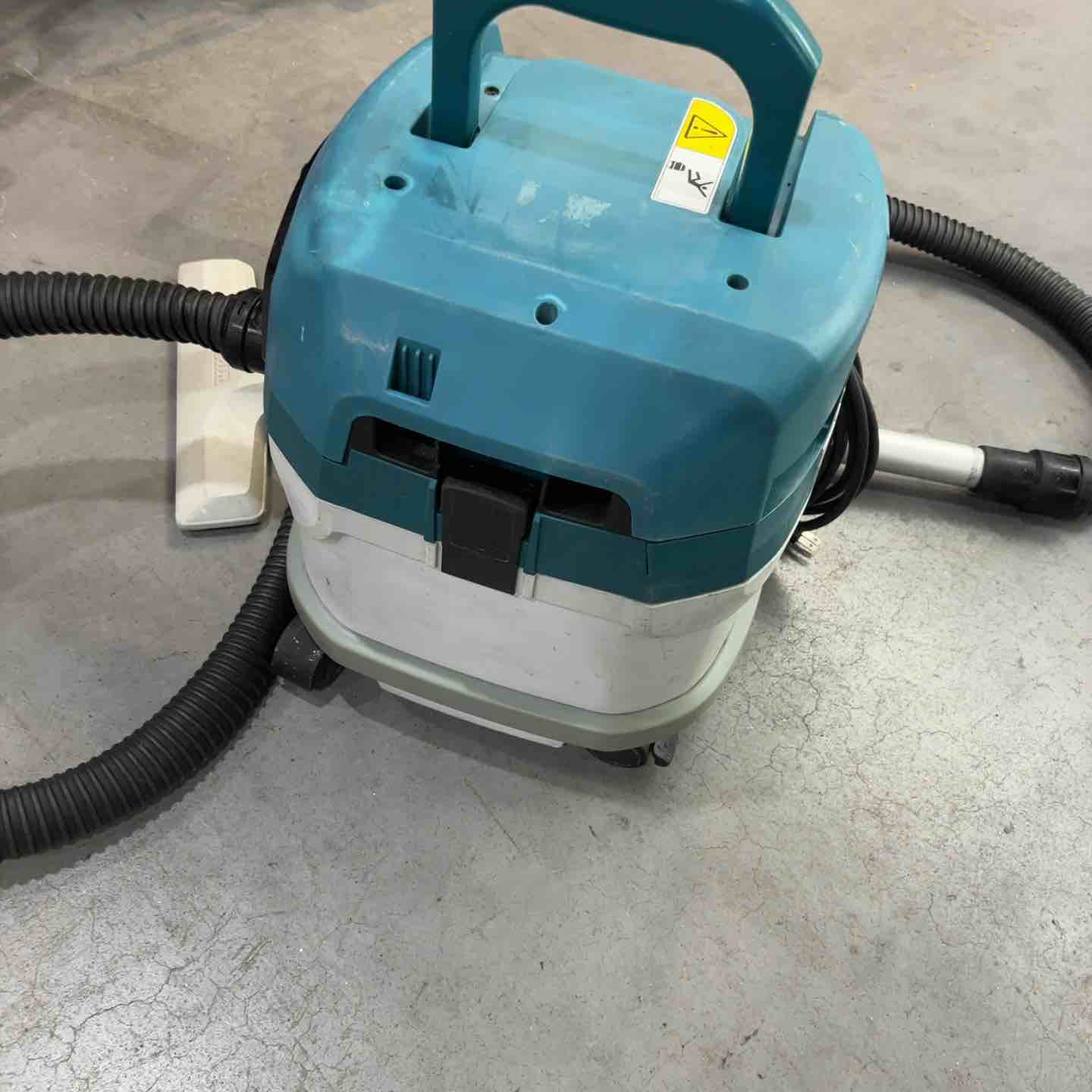 ☆マキタ(makita) 集じん機 乾湿両用 VC1500 ホース、ノズル付き【川口