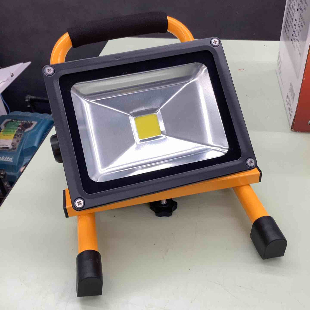 ★防水で外使いOK！ ◇ネクセル LED充電式投光器・台座マグネット付 GD-F026-3Y(20W)【越谷店】