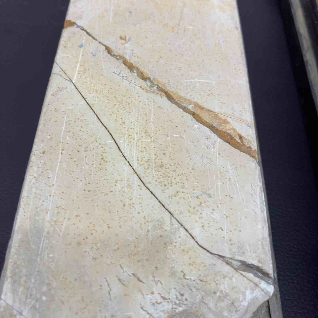 【超お得】 【まとめ売り】 【中古品】 天然砥石 台座付 中山産？ 重量1.8Kg(台座含む) 研ぎ 刃物 高級 【東大和店】