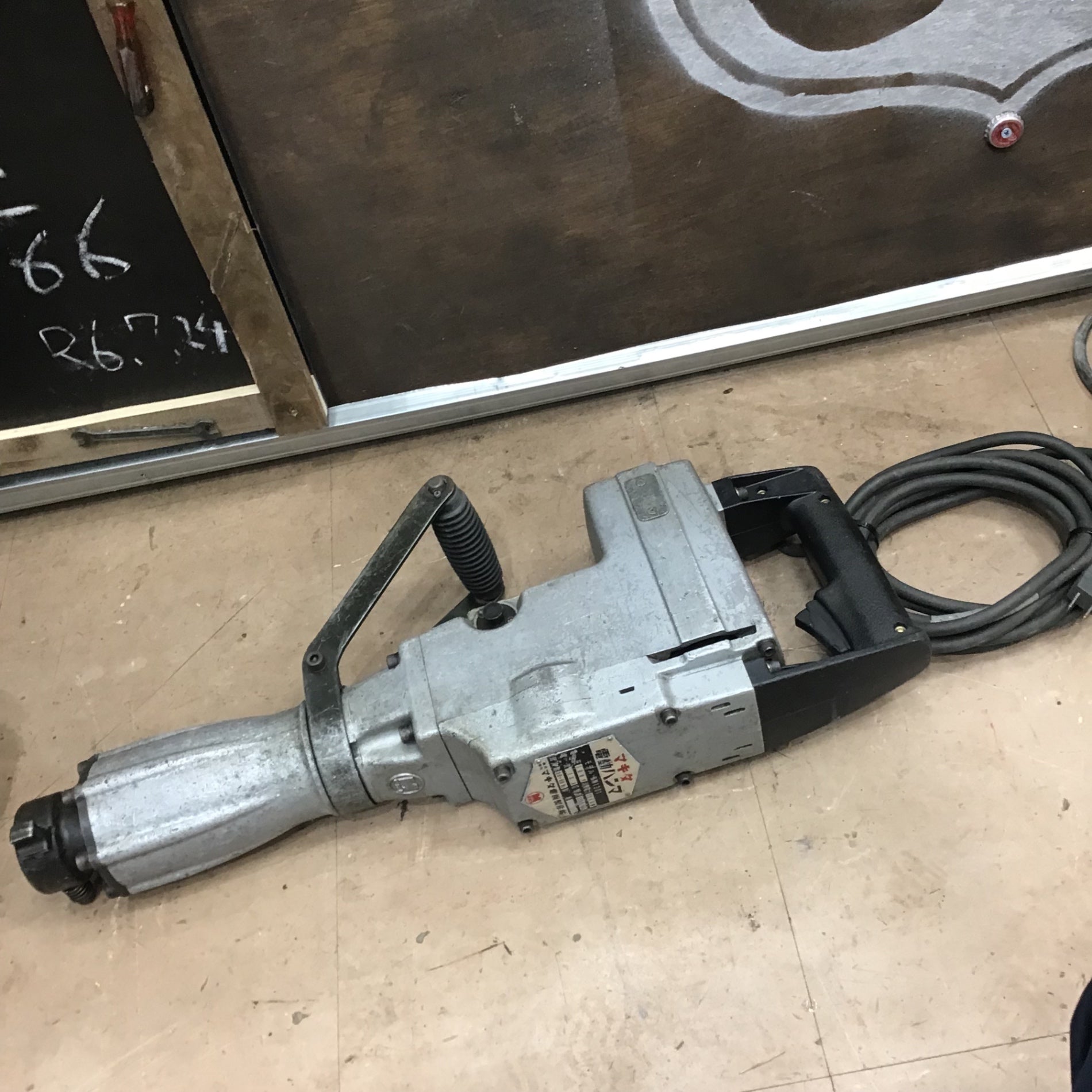 【店頭受取り限定】マキタ(makita) 電動ハンマ HM1301【草加店】