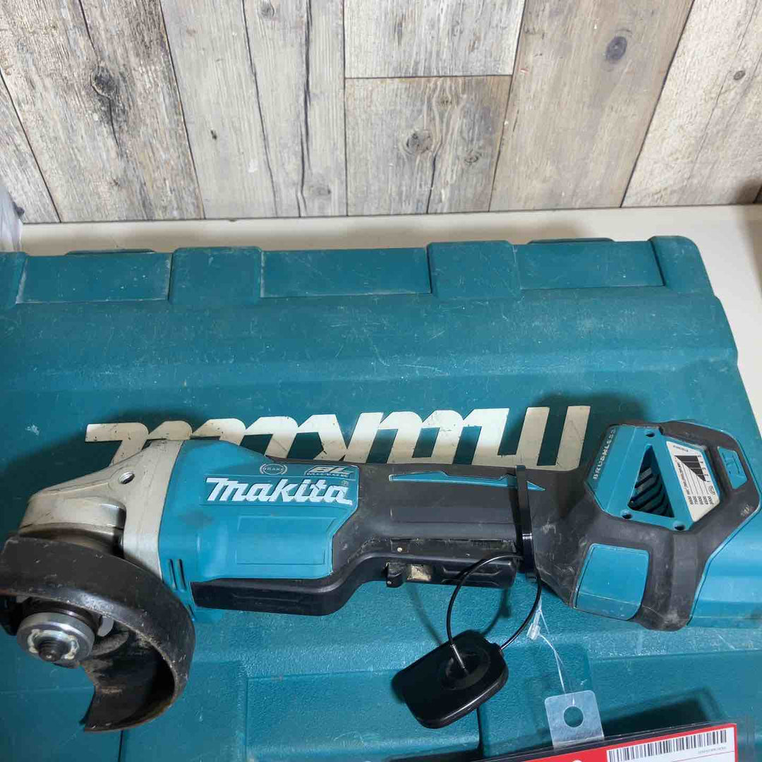 ★マキタ(makita) 100mmコードレスディスクグラインダ GA418DRGX　ダストカバー一部破損【戸田店】