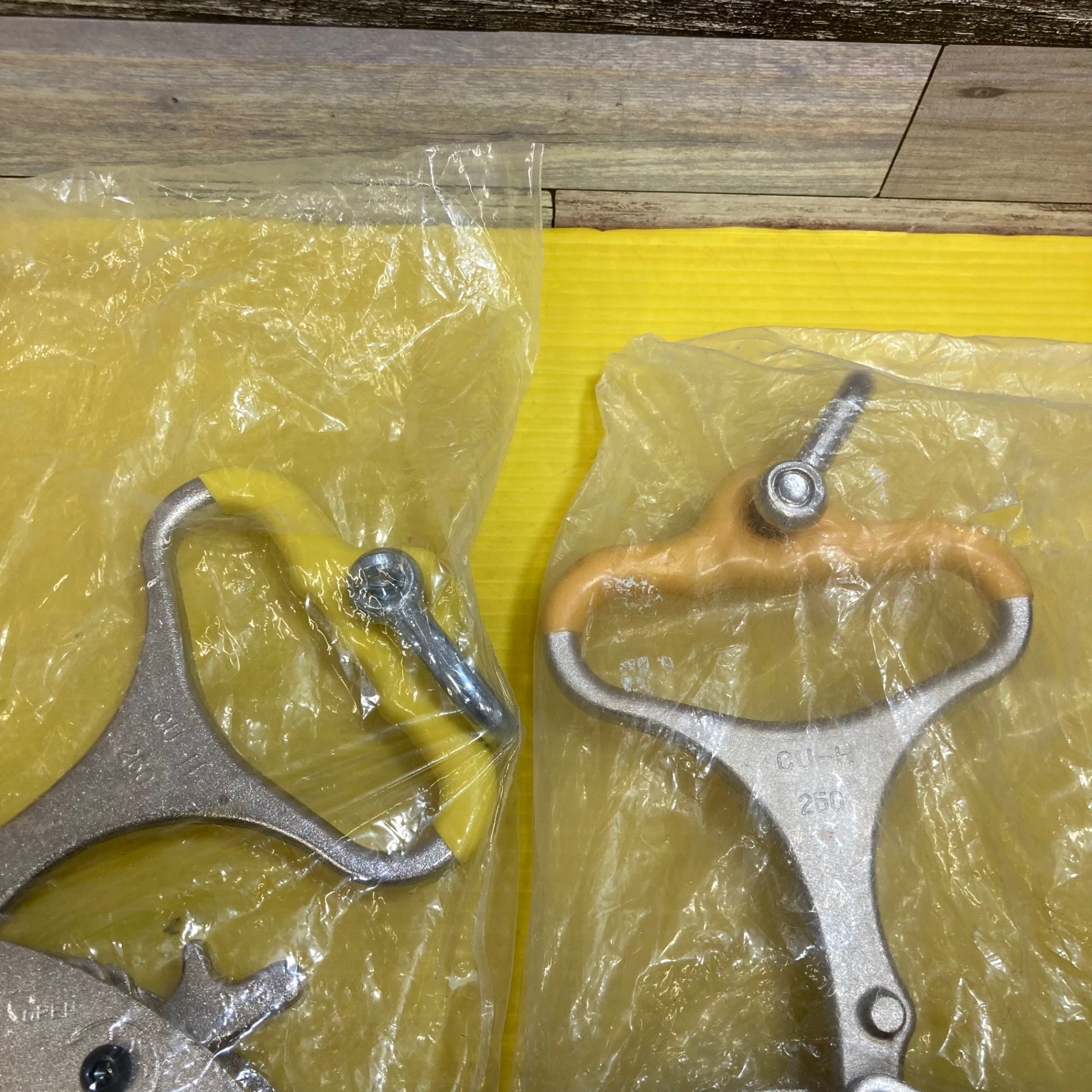 ネツレンクランプ】U字溝吊クランプ 250kg 50～80 2個セット CU