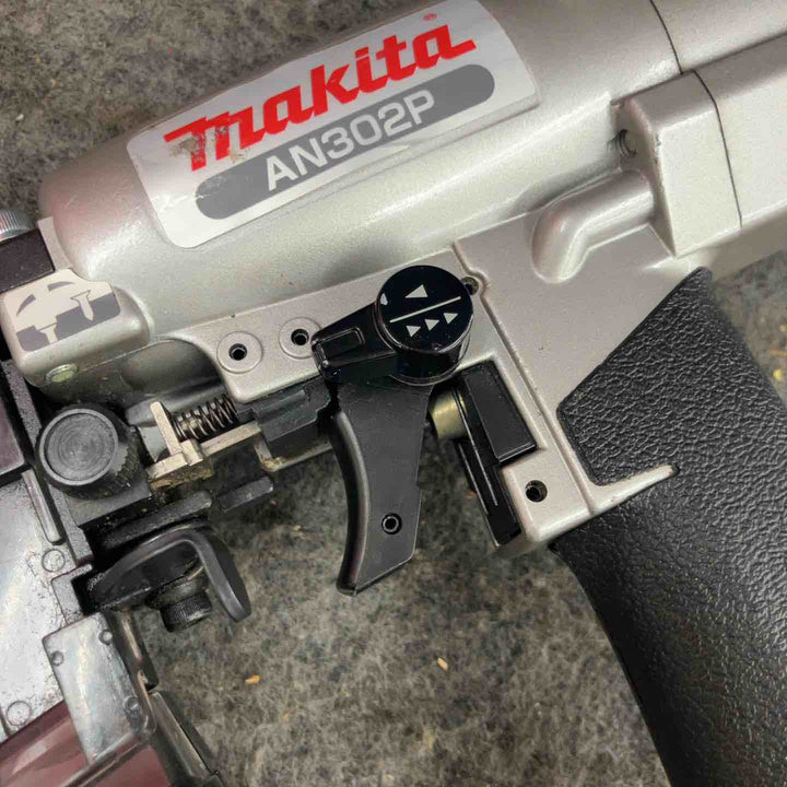 ☆マキタ(makita) 常圧釘打ち機 AN302P【鴻巣店】