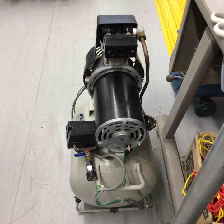 【中古品】【194】アネスト岩田 オイルフリーコンプレッサ0.4KW三相200V TFP04B-10M【戸田店】