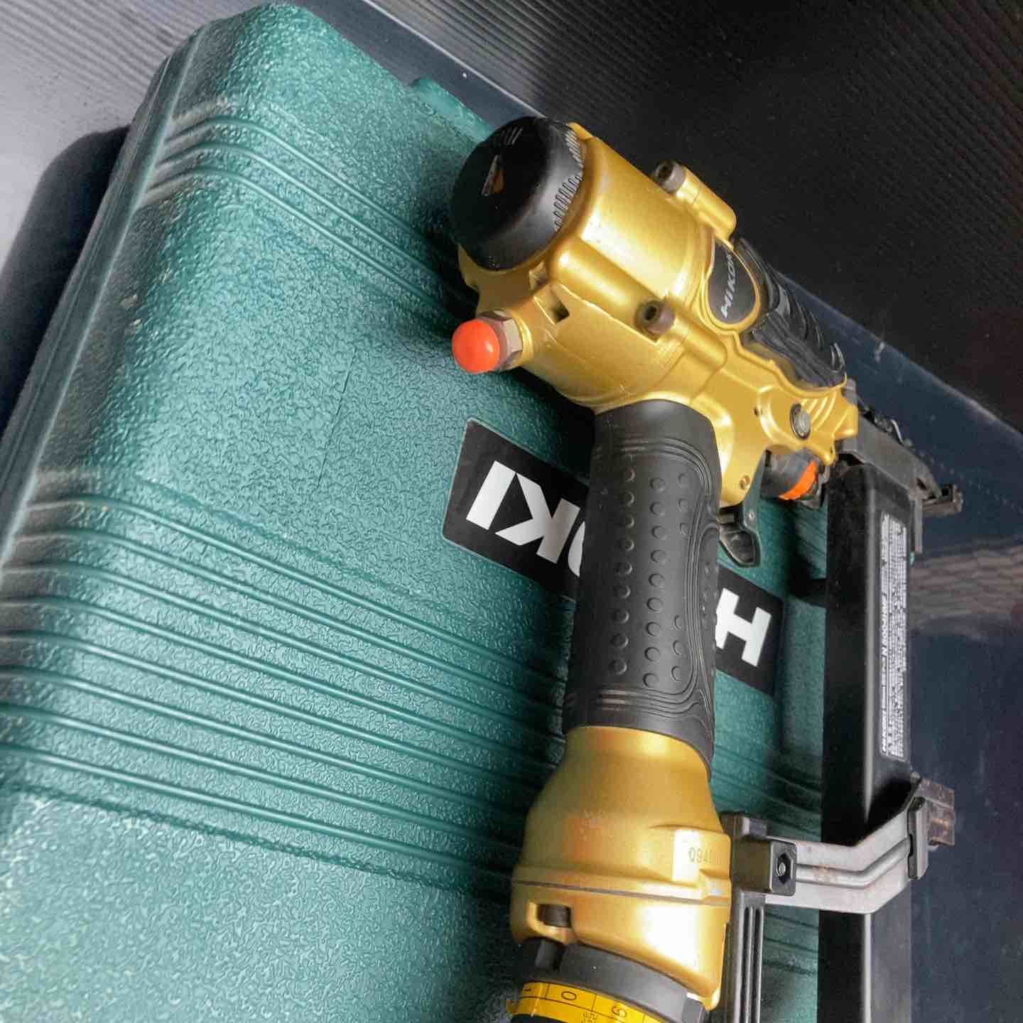 中古品】ハイコーキ(HIKOKI ※旧:日立工機) 高圧フロアタッカ N5004HMF