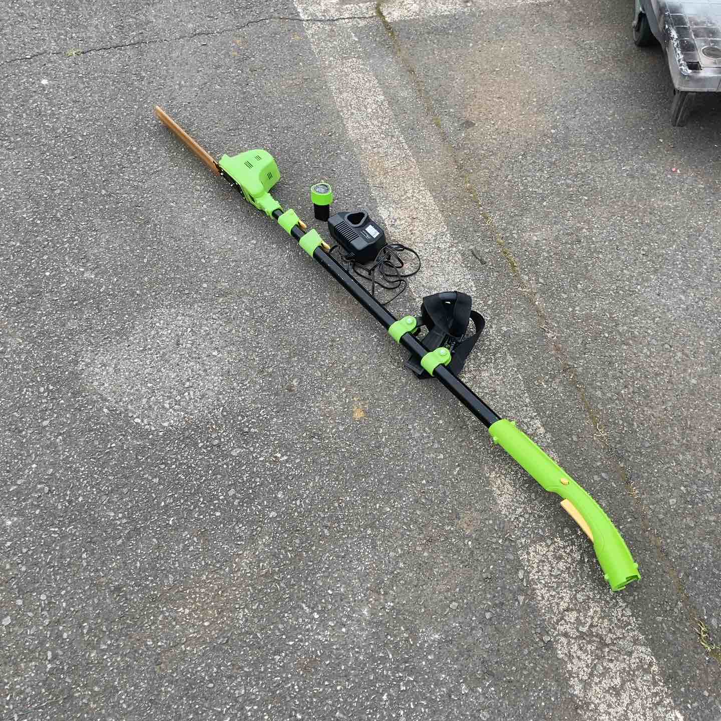 中古品】充電ヘッジトリマー バリカン バッテリー充電器付 【東大和店