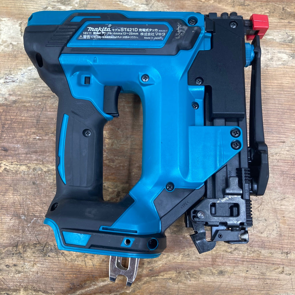 マキタ ST421D 充電式タッカ【リライズ野田愛宕店】【店頭取引限定】【中古】管理番号：ITSPBUA72NPS ST421_121D | 株式会社マキタ