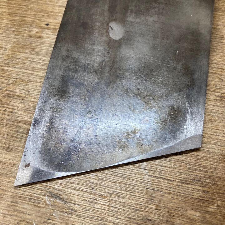 【中古品】作者・銘不明 イスカ鑿？ 下駄屋鑿？ 刻印有 刃幅62mm 柄無し【柏店】
