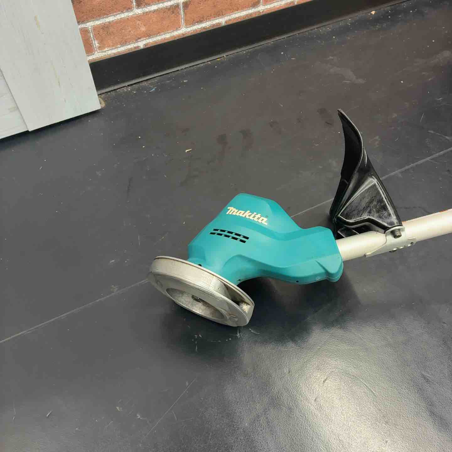 マキタ(makita) コードレス草刈機 MUR185UDZ ☆マキタ(makita) コードレス草刈機 MUR185UDZ【藤沢店】 – アクト