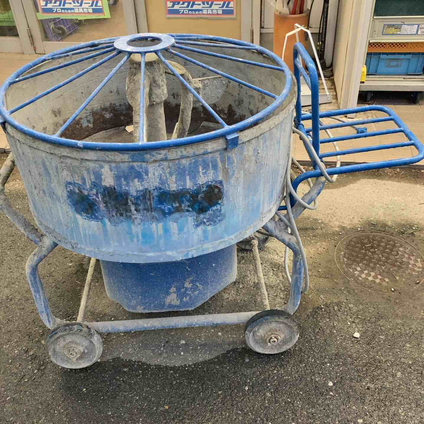モルタルミキサー 100V　型式不明 (ドラム投入口:直径90cmｘ深さ32cm)　塗装済 店頭受取り限定】▽モルタルミキサー【所沢店】 メーカ不明 型式不明