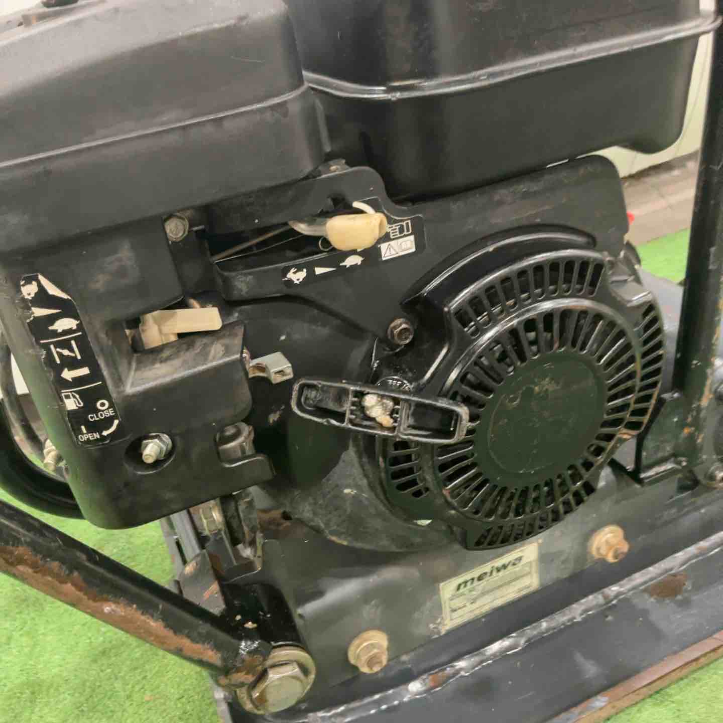 メイワ　明和 KP60A プレートコンパクター【野田愛宕店】【店頭取引限定】【中古】管理番号：IT5GQ319BTMO 店頭受取り限定】◇明和製作所(メイワ/MEIWA) プレートコンパクター