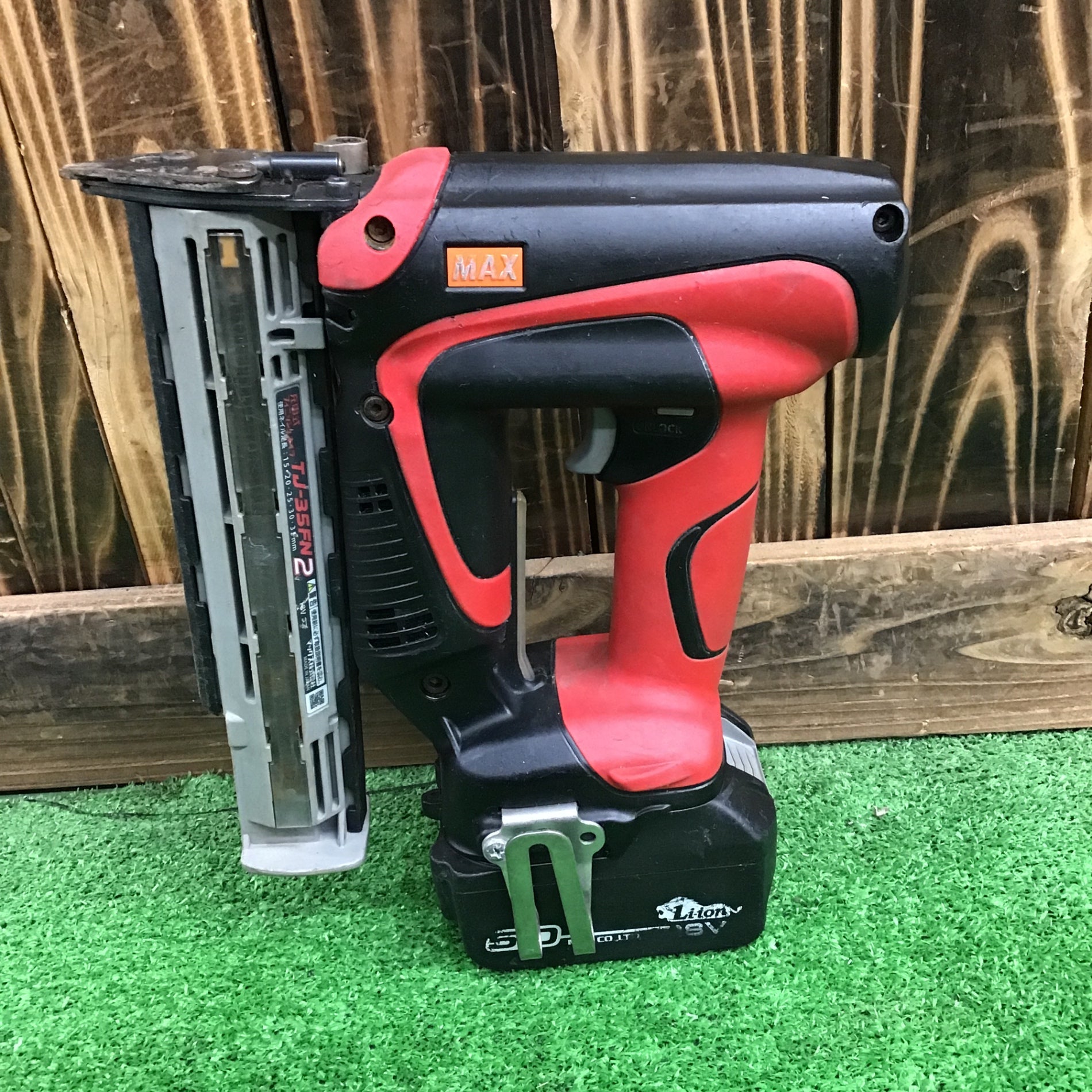 Amazon | マックス(MAX) 充電式フィニッシュネイラ TJ-35FN1-BC/50A (充電器・5.0Ah電池・ケース付) | エア釘打機