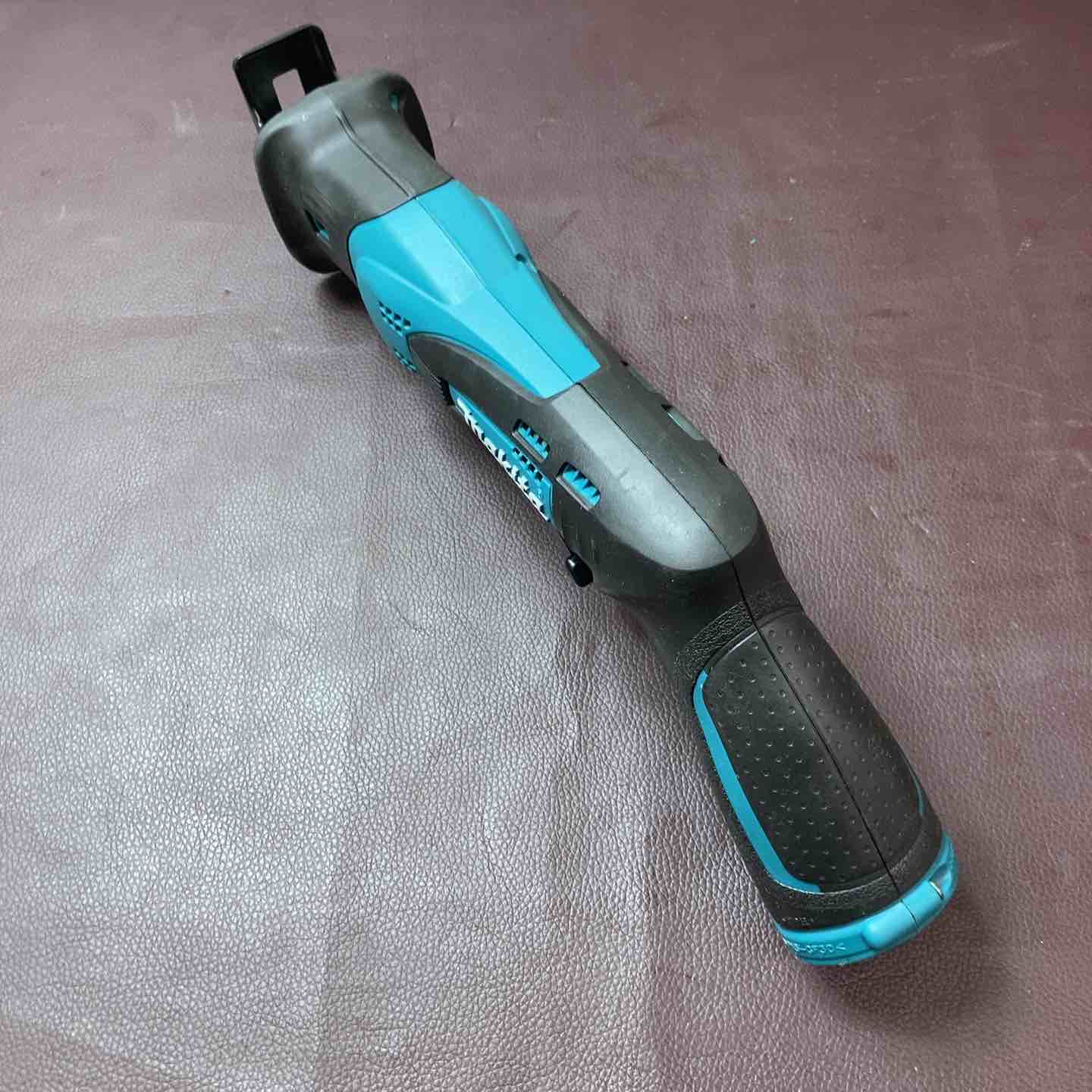 Makita - マキタレシプロソー JR101D 楽天市場】マキタ電動工具 10.8V充電式レシプロソー JR101DW（青