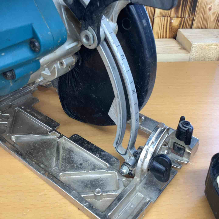 マキタ(makita) コードレス丸のこ HS631DZ DIY 木材 プラスチック 金属 コンクリート 切断 直線切り 角材の横引き 縦切り 溝掘り 留め継ぎ 【越谷店】