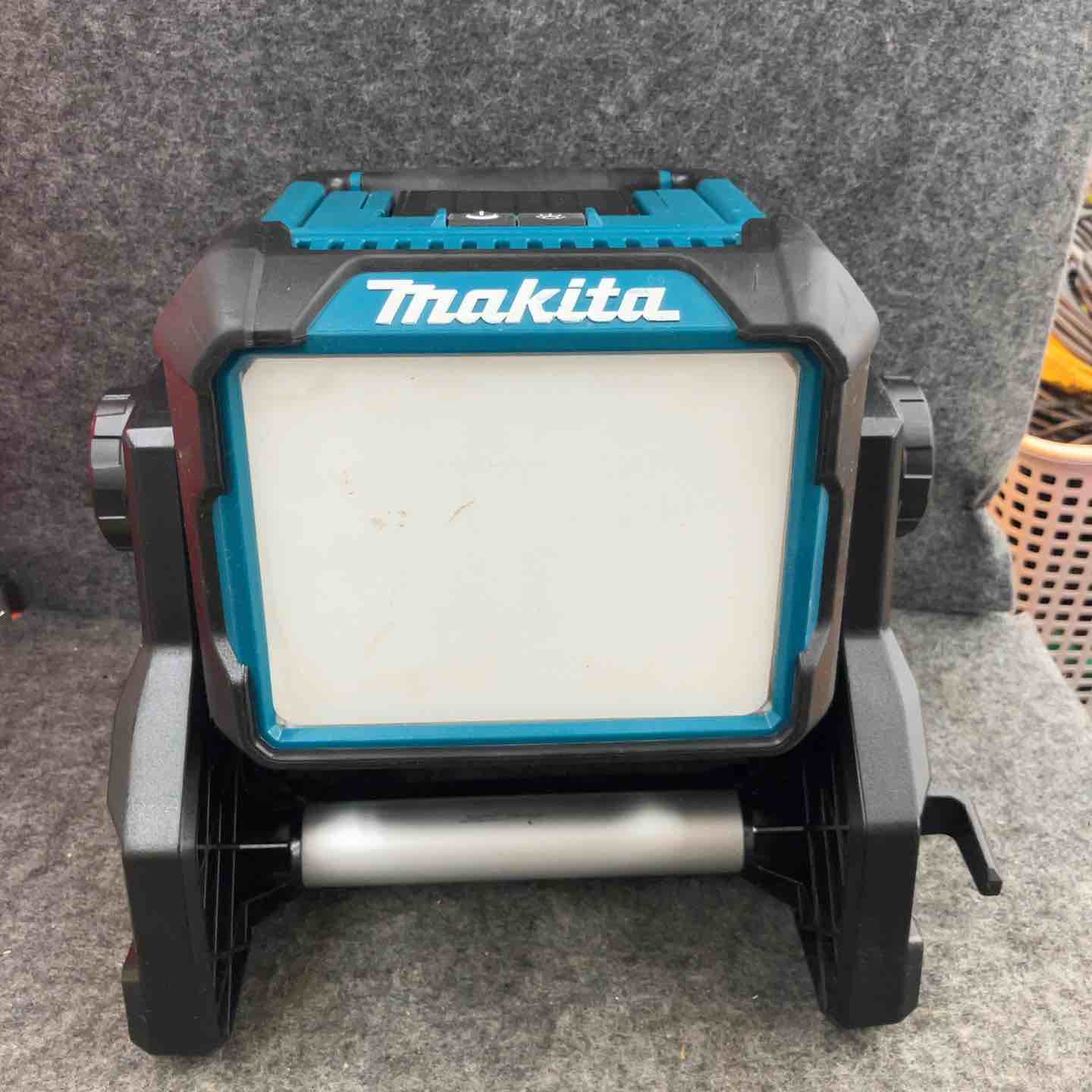 ☆マキタ(makita) コードレススタンドライト ML811【鴻巣店】 – アクト