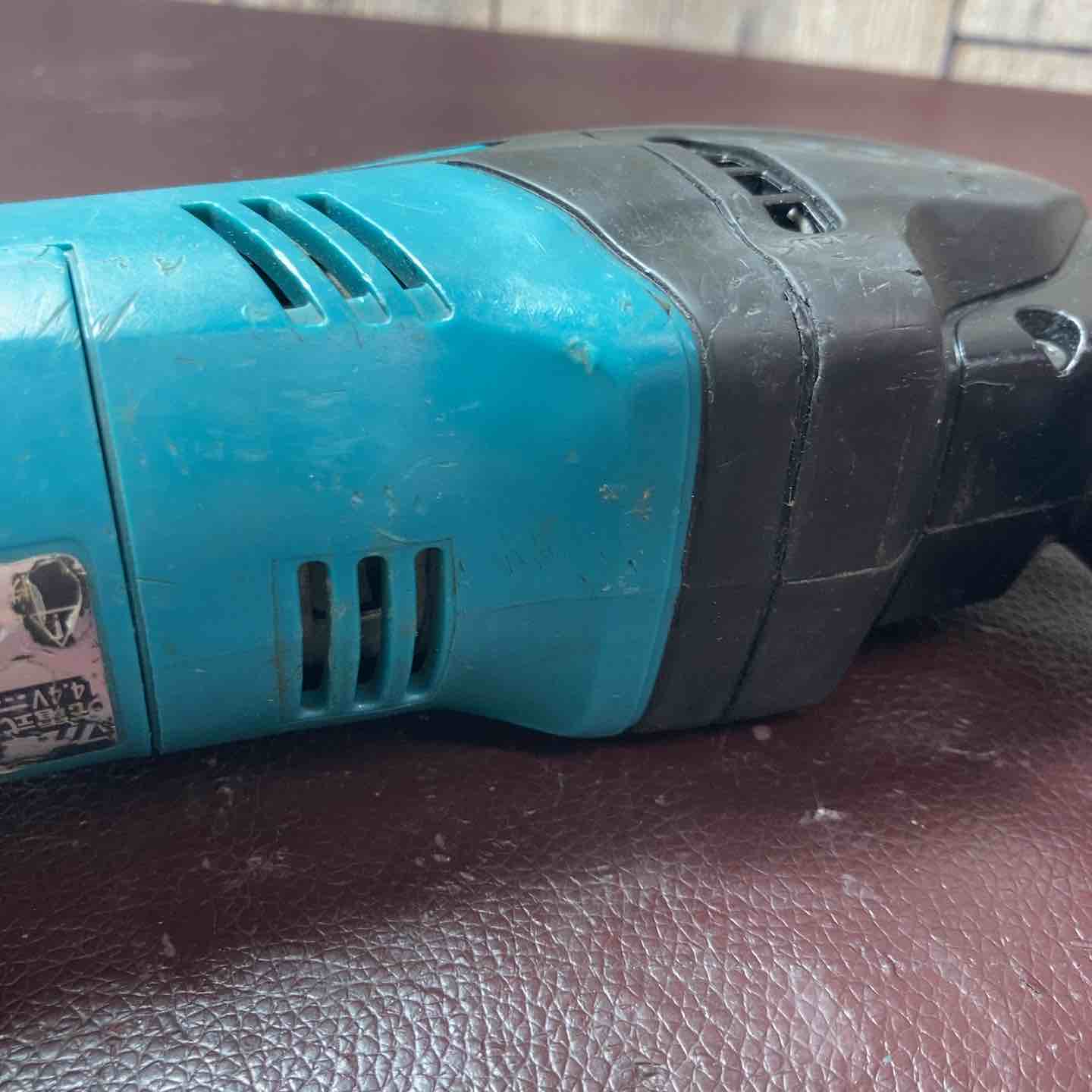 【中古品】 マキタ(makita) コードレスマルチツール  TM40DZ 14.4V3.0Ahバッテリー1個付属 【東大和店】 中古品】 マキタ(makita) コードレスマルチツール TM40DZ 14.4V3.0Ah