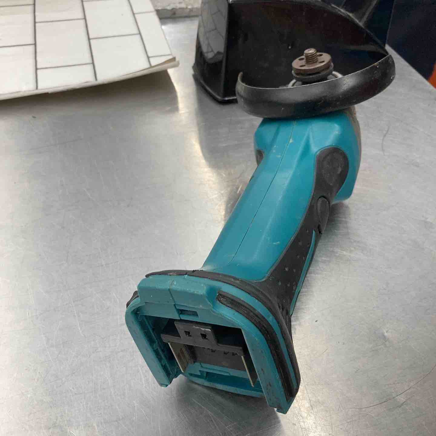 ☆マキタ(makita) 100mmコードレスディスクグラインダー GA400DZ【所沢店】 ☆マキタ(makita) 100mmコードレスディスクグラインダー GA400DZ【所沢