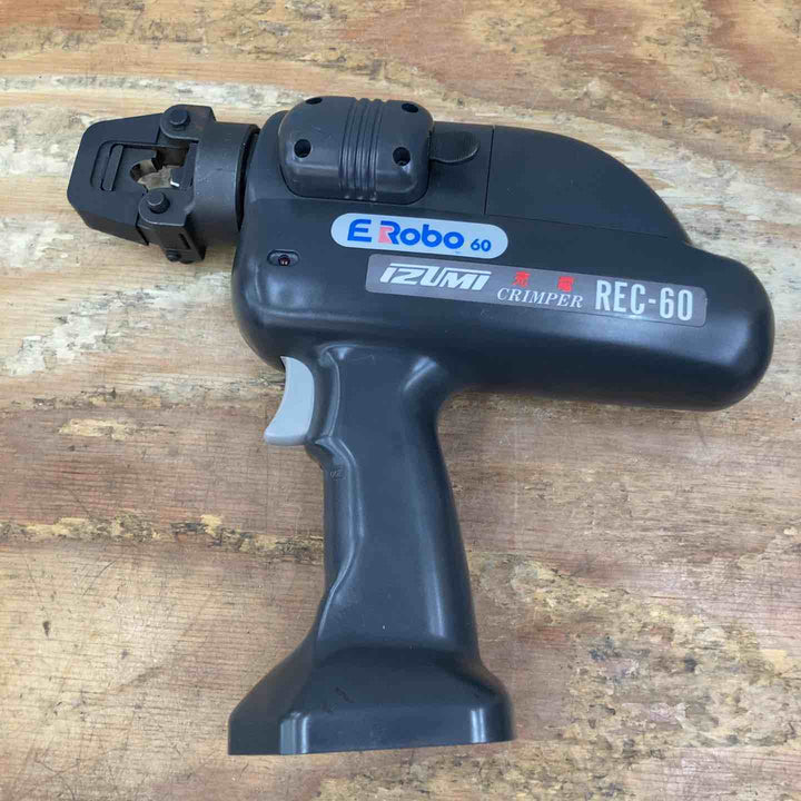 ▼泉精器 電動圧着機 REC-60 14.4Vバッテリー×2、充電器 ケースのダメージ大 側面に落とせない文字あり【柏店】