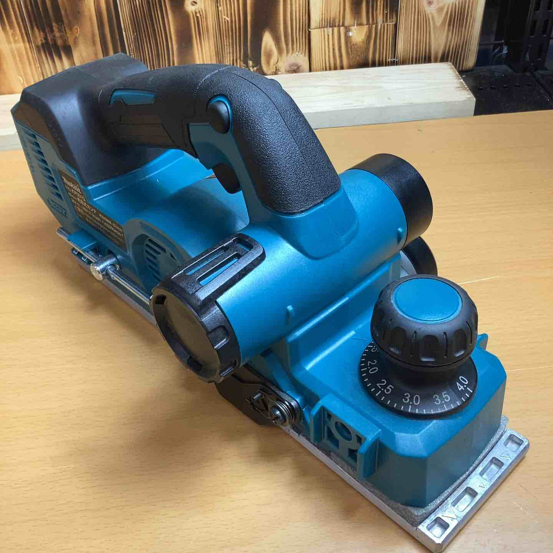 マキタ(makita) コードレスカンナ KP001GZ 表面 平滑 木材 表面削り 仕上げ 厚み調整 厚さ﻿ 面取り 加工 板の反り 平ら 溝【越谷店】